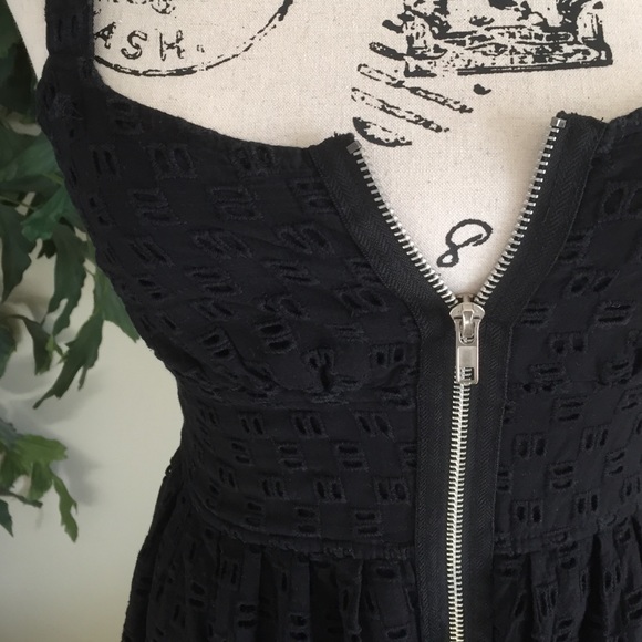 Zip-up black dress - Picture 3 of 3