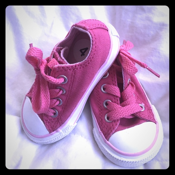 Size 4 pink converse