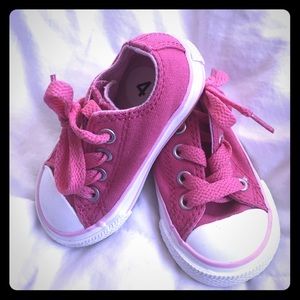 Size 4 pink converse