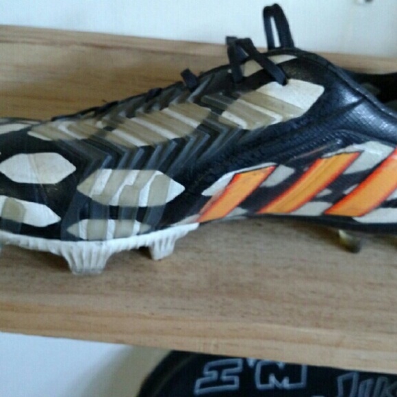 Soccer shoes