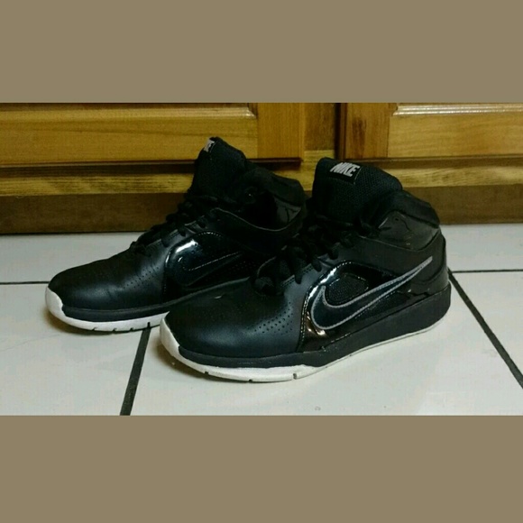 Nike youth sz 7 team hustle shoes black white