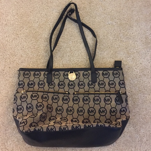 Michael Kors Handbags - Michael Kors Pocket Tote