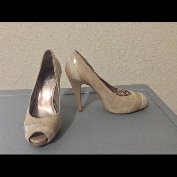 ✨Like New✨ Tan Nine West Peep Toe Heels - Picture 2 of 5