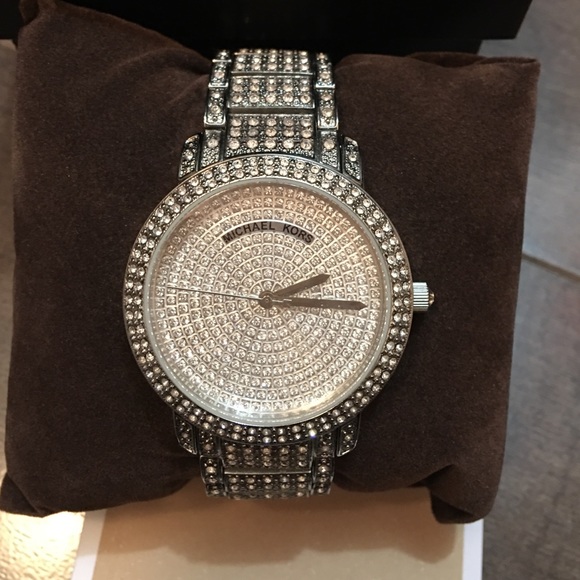 Michael Kors Diamond Watch - Picture 2 of 4