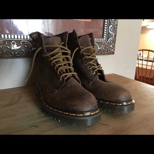 Never worn! Size 7 mens/9 womens.