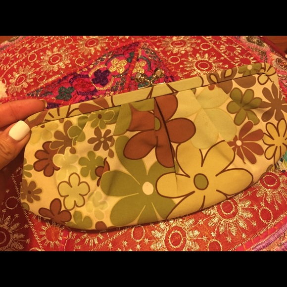 9 West 💚 floral Clutch👛