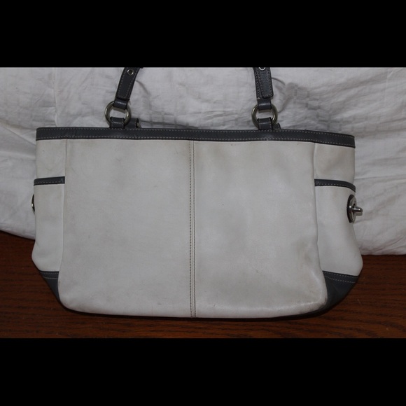 White coach purse - Picture 2 of 4