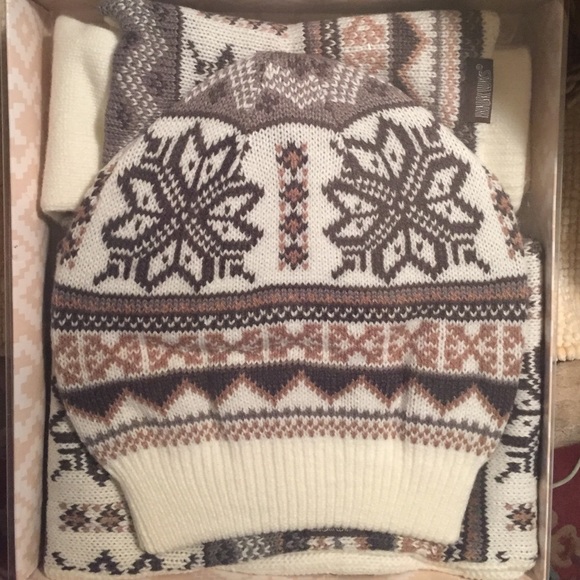 Eternity scarf, Beanie hat, Gloves & Wristwarmers