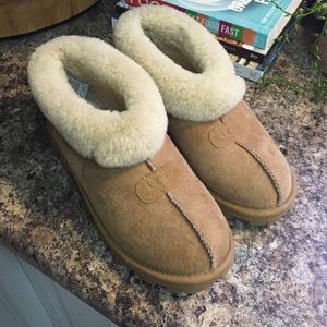Womens size 9 UGG Slipper