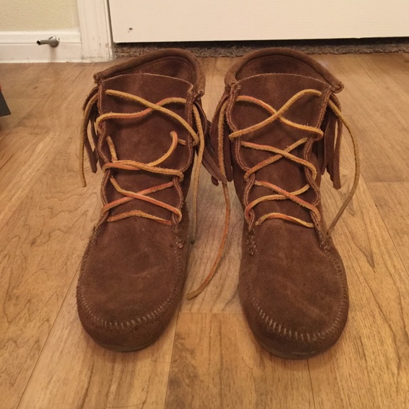 Minnetonka mid fringe bootie size 7.5