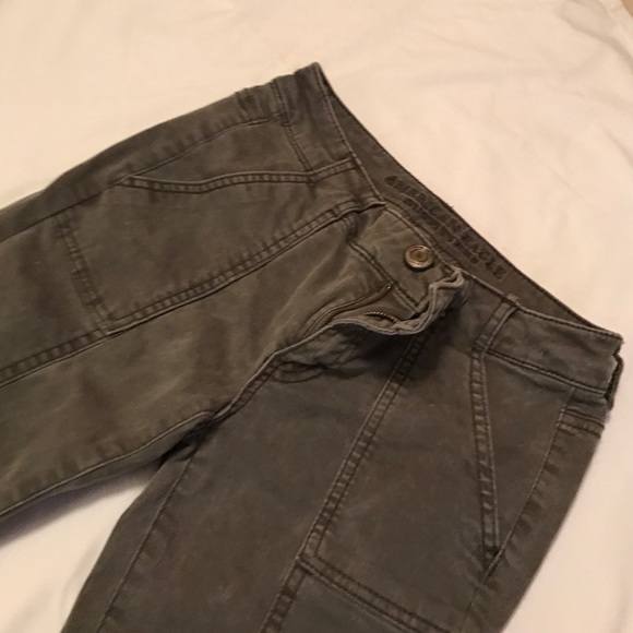 Olive Jegging Crop