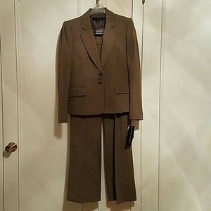 Anne Klein 2 Piece Pant Suit