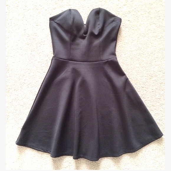 Charlotte Russe Dresses & Skirts - 💋SALE💋 Black Strapless Deep-V Dress