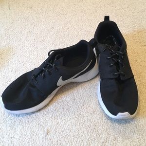 Black Nike Roshe sneakers