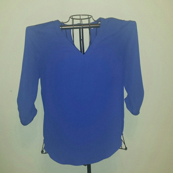 Blue chiffon blouse with v-neck and key hole back