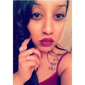 Meet your Posher, Adrianne