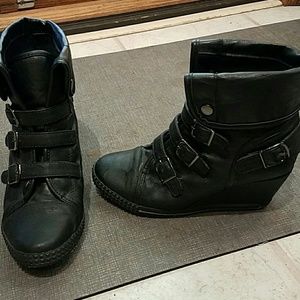 Bucco Wedge Boots