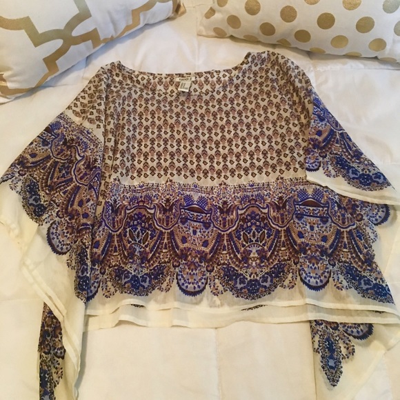 🔹Aztec style flowy top
