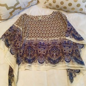 🔹Aztec style flowy top