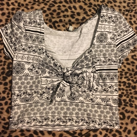 Black and white pattern crop top