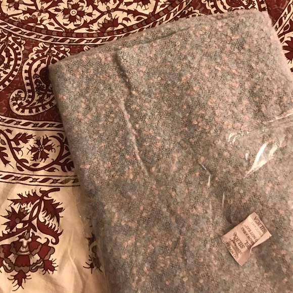 SOLD KSALE NWT Soft Chunky Boucle Infinity Scarf - Picture 2 of 2