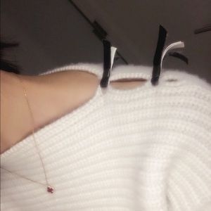 White wool sweater, with cute shoulder bow design