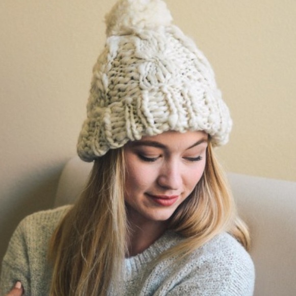 SOLD NWT Soft Chunky Pom Pom Beanie - Picture 2 of 3
