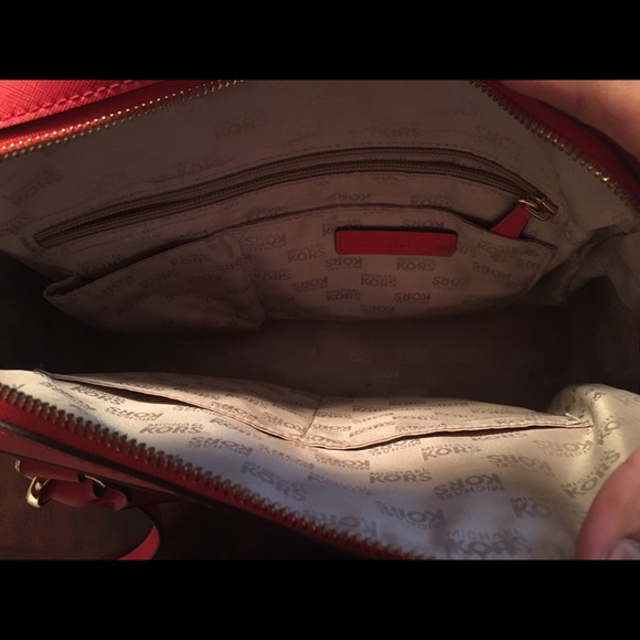 Micheal kors purse - Picture 3 of 3