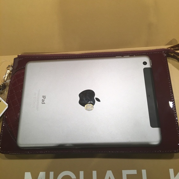 ❤️Michael Kors Heart Clutch❤️ - Picture 2 of 4