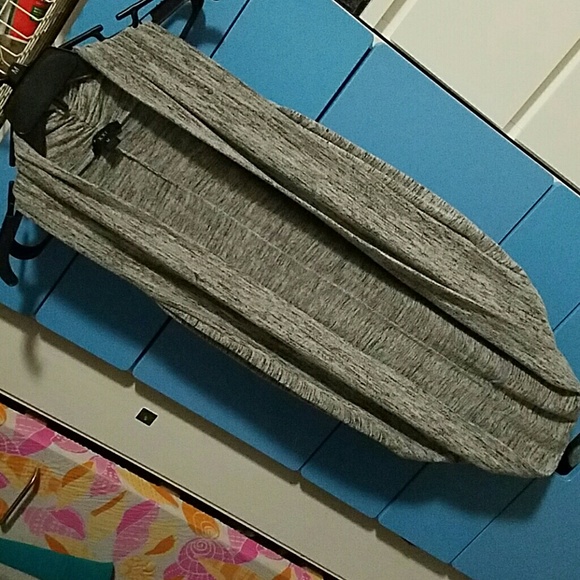 Sleeveless cardigan w/ long back