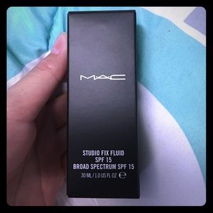 MAC studio fix Fluid