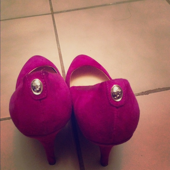 Fuschia pumps