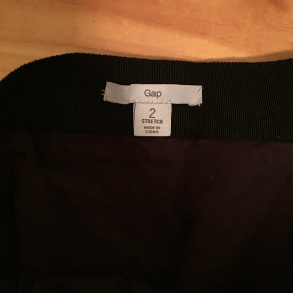 Super cute Gap plum colored mini skirt ✨ - Picture 3 of 4