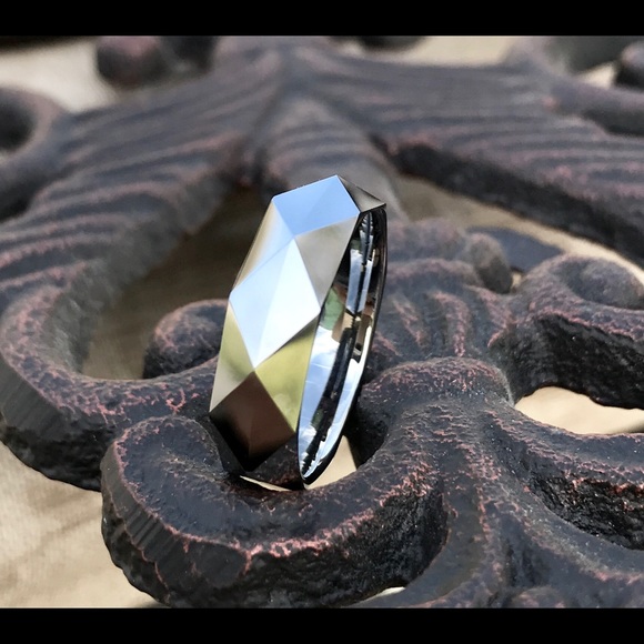 NEW men's tungsten carbide ring