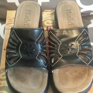 Mudd Black Shell Cut Out Leather Sandals