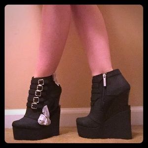 ✨🖤SALE🖤✨Platform Wedges NWT