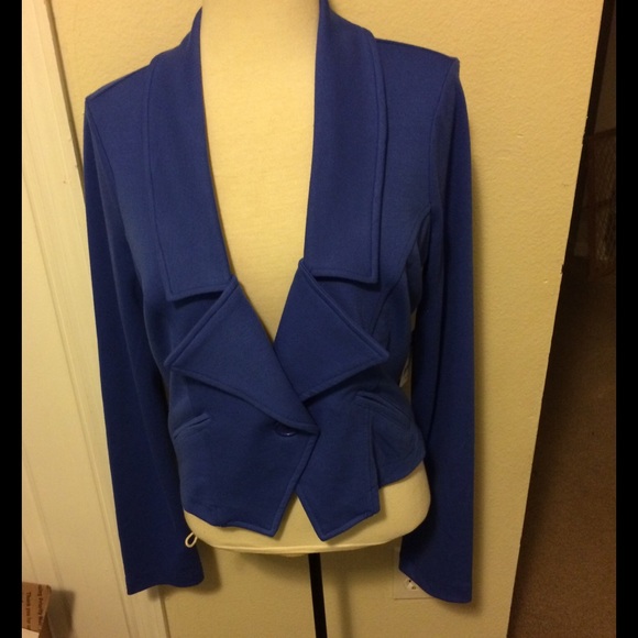 Long-Sleeve Crop One-Button Blazer - Picture 2 of 4