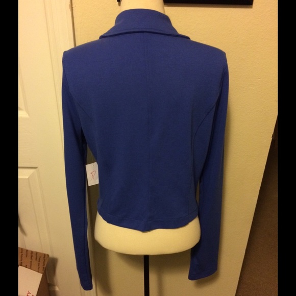 Long-Sleeve Crop One-Button Blazer - Picture 3 of 4