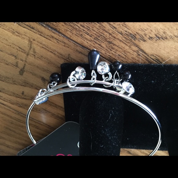A Paparazzi Accessories Silver Tone Bracelet 💍
