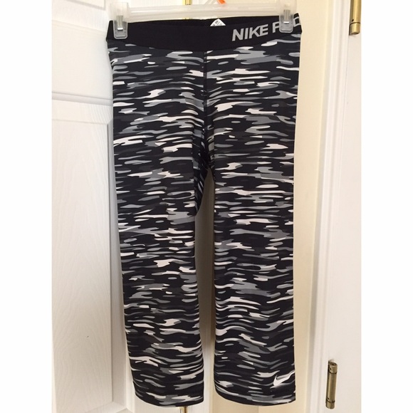 Nike pro capri leggings