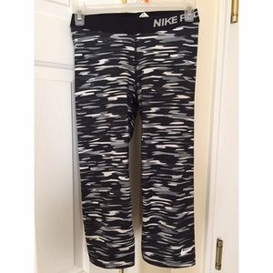 Nike pro capri leggings