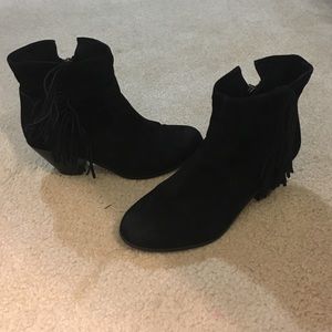 Black booties with fringe!