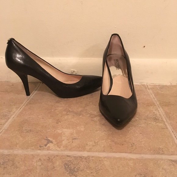 MICHAEL Michael Kors Black Leather Flex Mid Pump