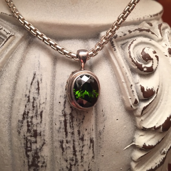 !!GORGEOUS!! Silver & Green Stone Necklace