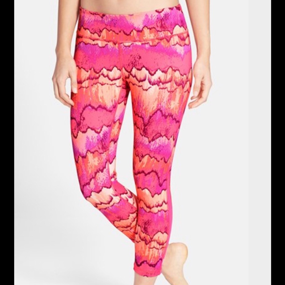 ZELLA LIVE IN STREAMLINE CAPRI LEGGINGS