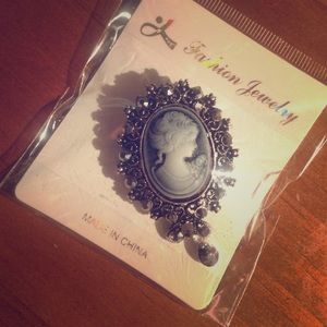Gorgeous Shell Cameo Brooch!