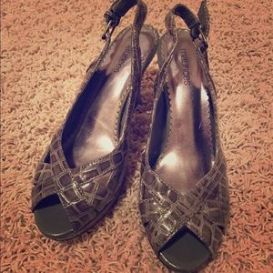 Alligator print, sling-back, peep toe, high-heels