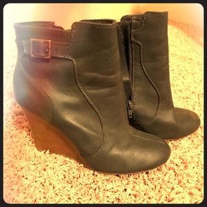 Grey and wood wedges