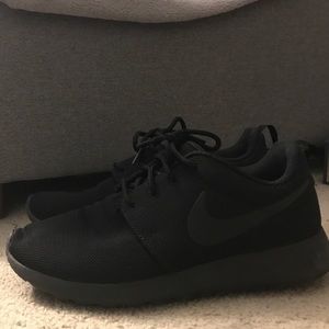 Black nike roshe