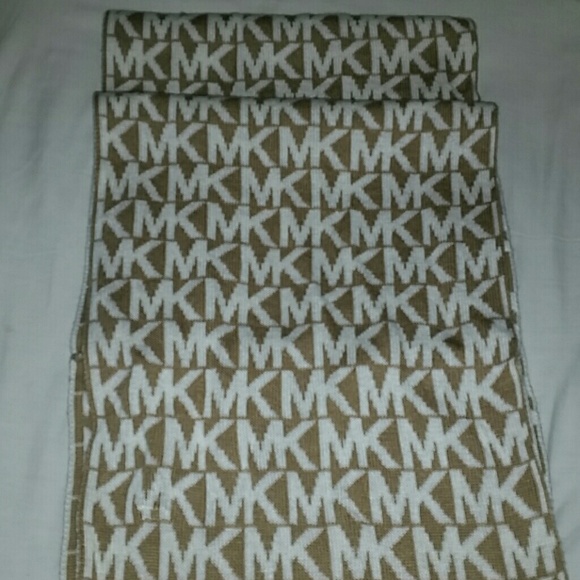 🛍SOLD 🛍Tan and cream Michael kors infinity scarf